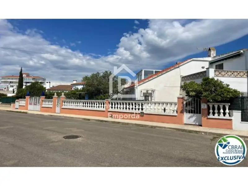 Casa Adosada 3 Dormitorios 3 Baños Cerca Playa Roses