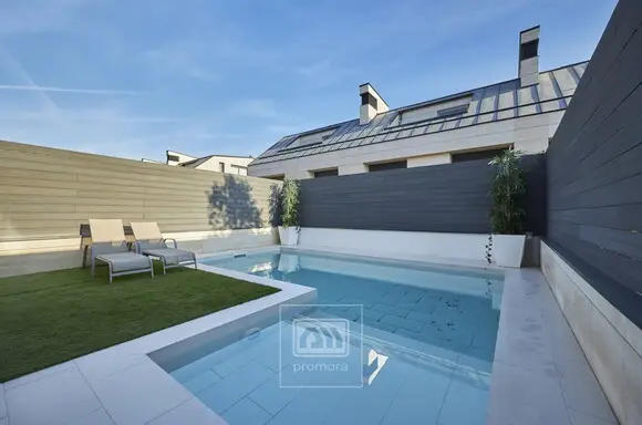 CHALET ADOSADO DENTRO DE URBANIZACIÓN CERRADA EN LA MORALEJA.