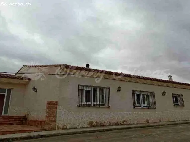 Casa de Campo con 5 Dormitorios y 2 Baños en Chinchilla de Montearagón