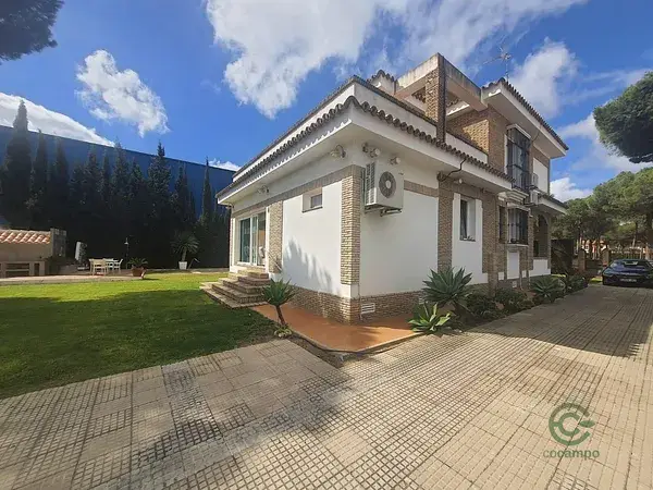 Chalet con Piscina y Jardin en Aljaraque 4 Dormitorios
