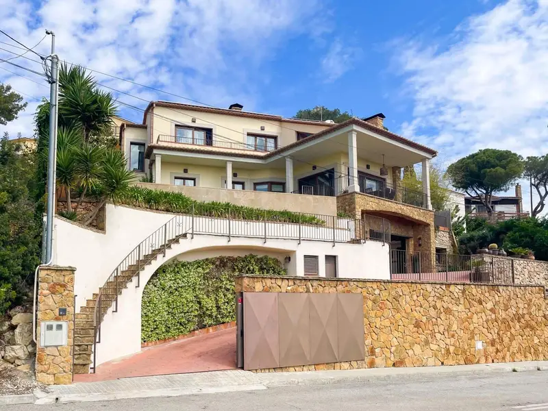 Chalet de Lujo en Venta en el Garraf con Vistas Impresionantes
