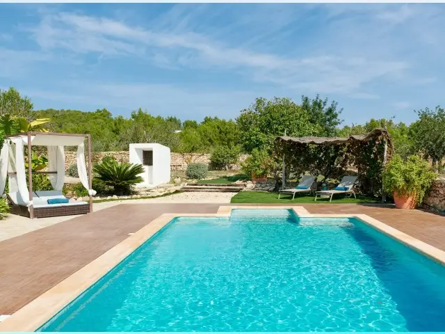 Chalet con Piscina en Ibiza Ideal para Familias y Grupos