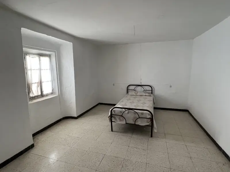 Casa de 6 Dormitorios en Olvera para Reformar