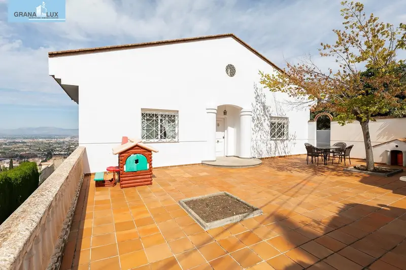 Chalet con Piscina y Vistas en Colinas Bermejas