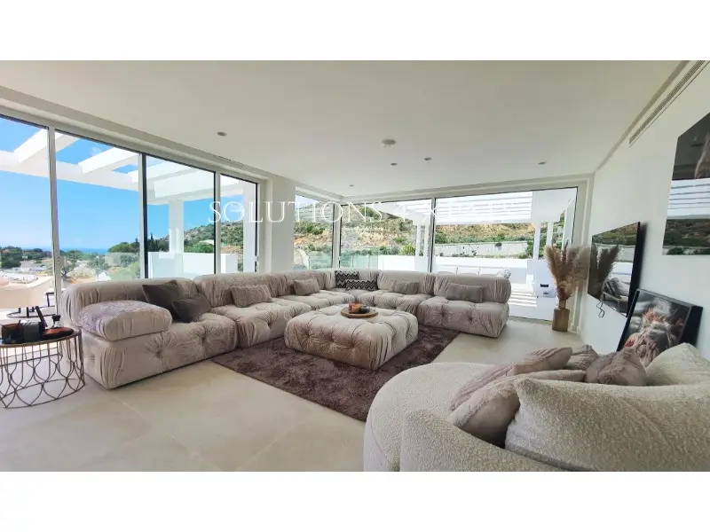 Venta Ático Lujoso Ojén Vistas al Mar Piscina Spa Gimnasio