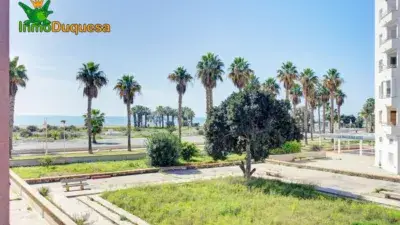 Piso en venta en Playa Granada con vistas al mar y 2 plazas de garaje