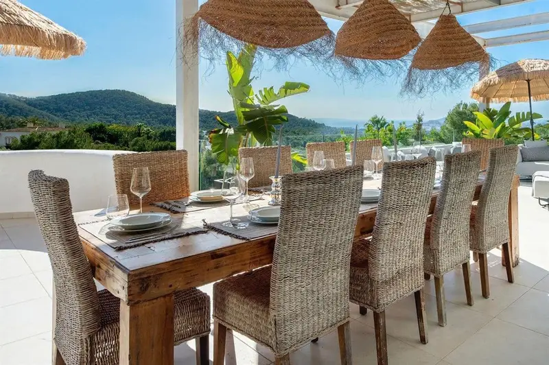 Villa de Lujo en Can Furnet Ibiza con Vistas Panoramicas y Licencia de Alquiler