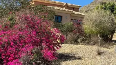 Chalet de Lujo con Piscina y Establos - Ideal para Familias