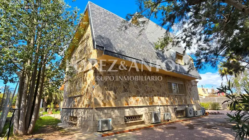 Chalet en Venta en L Eliana 5 Habitaciones Jardin 501m2