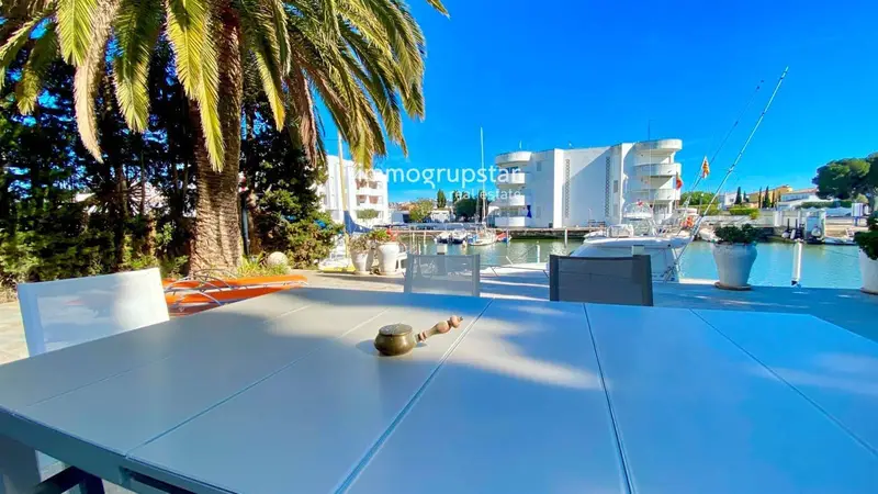 Chalet en Empuriabrava con Amarre de 15m - Reformado