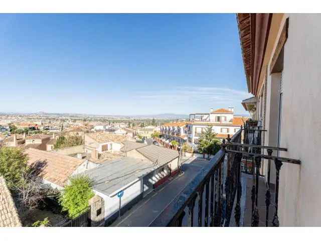 Piso Luminoso en La Zubia con Garaje y Vistas