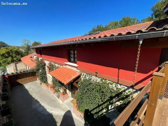 Casa con Amplio Terreno y Jardin en Barrio de la Iglesia