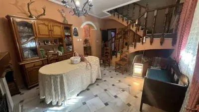 Chalet en venta en Linares 6 dormitorios cerca del centro