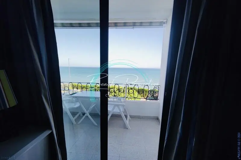 Apartamento en Torrox Costa con Acceso a Playa Privada