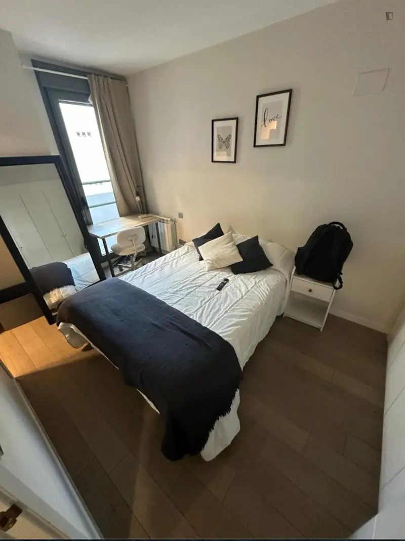 Habitacion Doble con Baño Privado en Piso Reformado