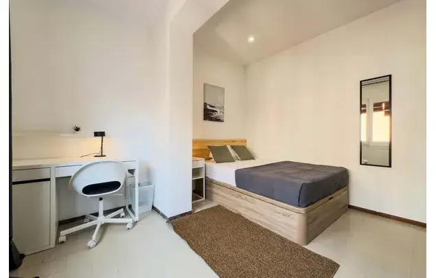 Habitaci
ón 110m
² Sant Adri
à de Bes
òs Estancia Mediana Larga