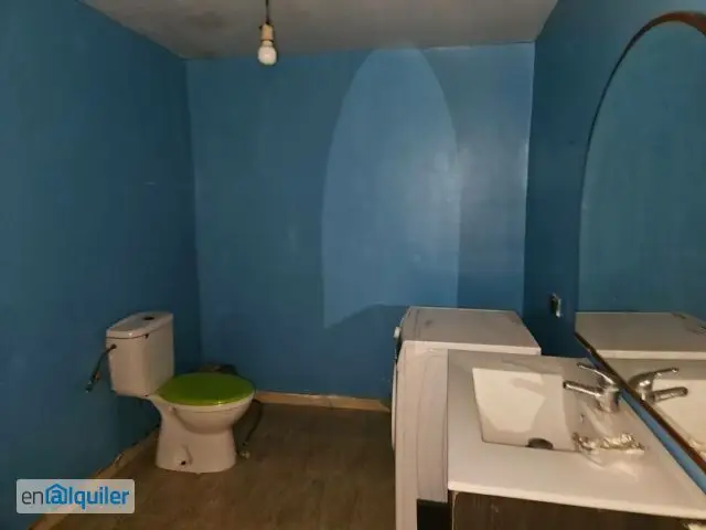 Casa de dos plantas, en 1ª planta piso de 2 habitaciones, 1 baño, sin muebles, balcón, cocina grande, baño con plato de ducha, 2ª planta piso de 2 habitaciones, 1 baño, sin muebles, balcón, cocina grande, baño con plato de ducha, 300 cada piso