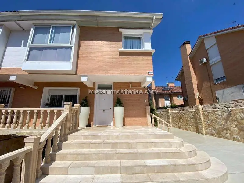 Chalet Pareado con Piscina en Villalbilla Madrid