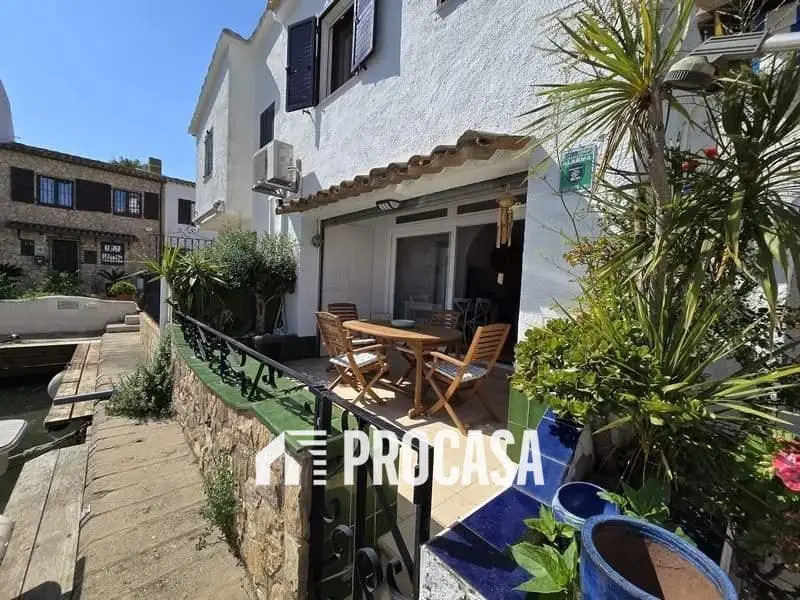 Chalet en Empuriabrava con amarre privado y chimenea