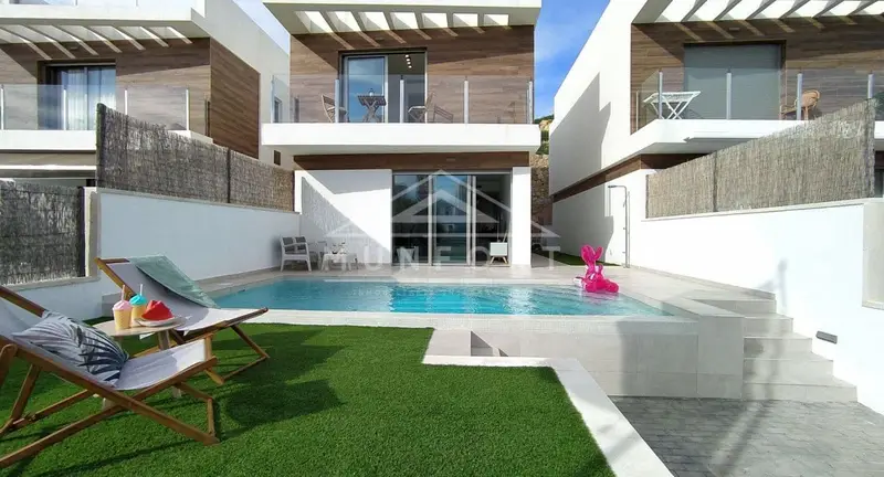 Villa 3 Dormitorios Villamartin Orihuela Alicante