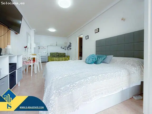 Estudio con Terraza Gigantesca Cerca de la Playa en Torrevieja