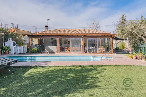 Cortijo en La Zubia con Piscina y Zona de Cultivo