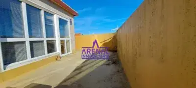 Casa Adosada con 8 Dormitorios cerca de la Playa en Pobra do Caramiñal