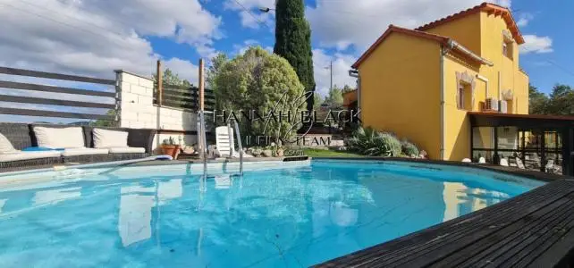 Chalet con Piscina y Jacuzzi en Parcela Esquinera