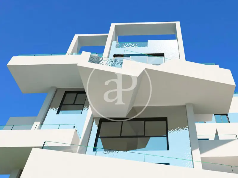 Viviendas de Lujo en Oliva Nova: Piscinas Privadas y Vistas al Mar