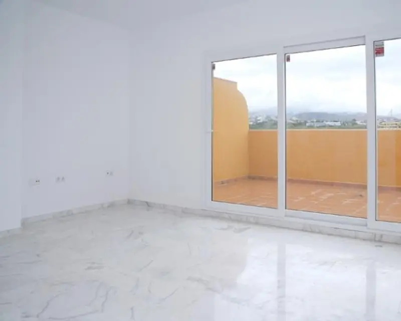 Garaje de 89m2 con 2 habitaciones y 2 baños en Estepona