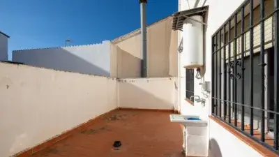 Casa en venta en Granada: 3 plantas, 80m² de sótano, terraza y 3 habitaciones