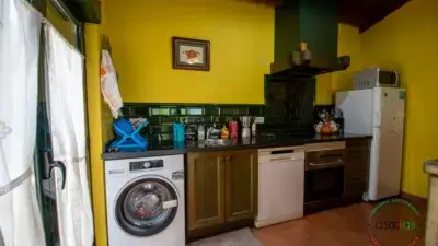 Casa en venta en Lué, Colunga: 3 dormitorios, garaje y jardín