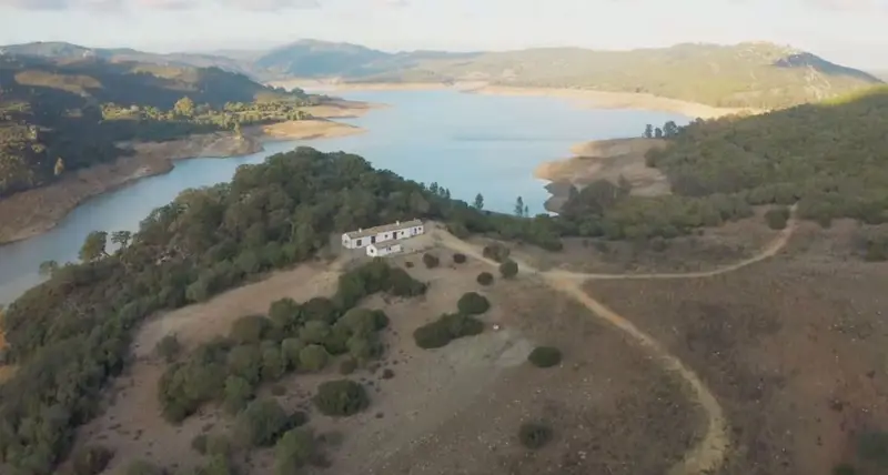 Finca en Castellar de la Frontera con acceso privado a lago y playa