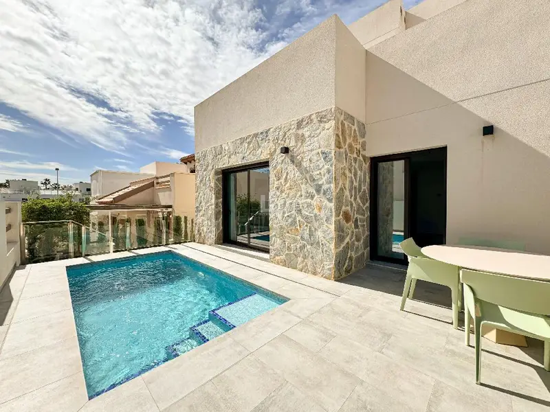 Villa en Venta Orihuela Costa con Piscina 3 Dormitorios