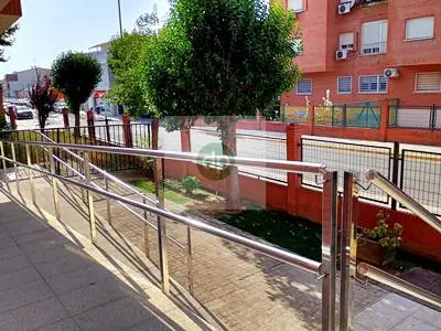 Piso en venta. Actualizado y muy bien ubicado. Salón amplio con terraza, cocina equipada, lavadero, 4 dormitorios y 2 baños. Garaje.