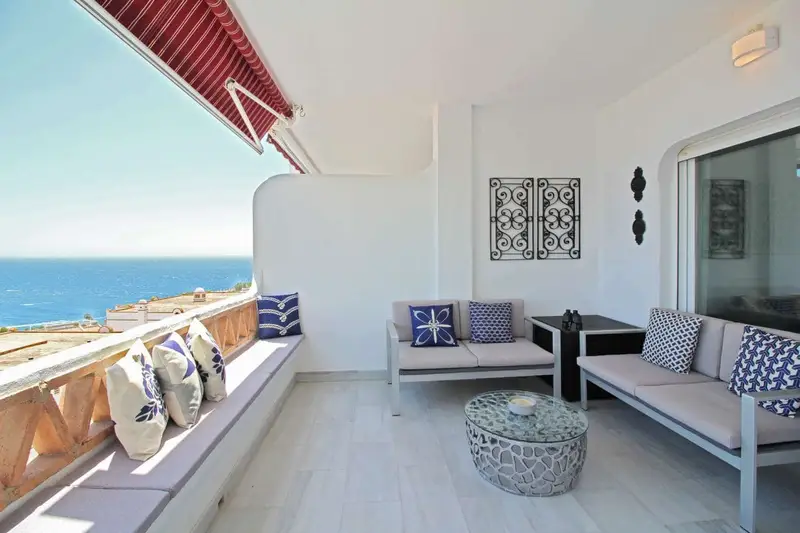 Apartamento en La Herradura con vistas al mar y piscina