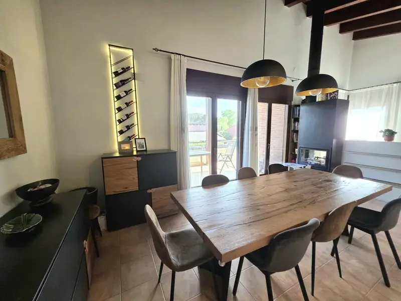 Chalet en Venta en Vidreres Girona 197m2 4 Dormitorios Piscina