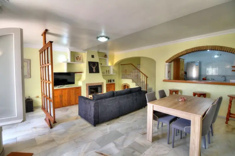 Casa Adosada con Piscina Privada en Benajarafe
