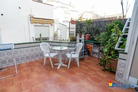 Casa con dos viviendas en Progr	 s Badalona cerca de la playa