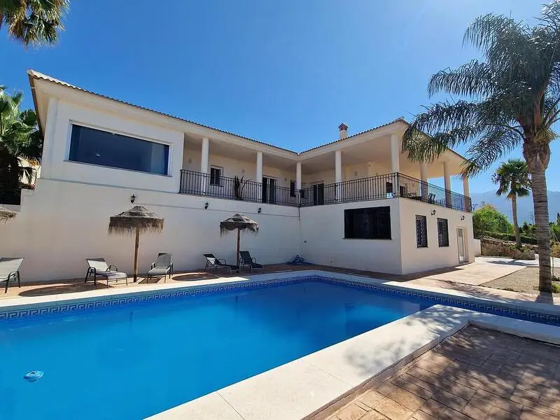 Villa de Lujo en Periana 4 Dormitorios Piscina Vistas Panorámicas