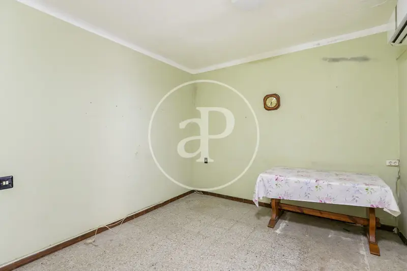 Piso en venta calle Tapioles para reformar