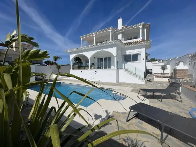 Casa-Villa de 4 Dormitorios en venta La Duquesa, España