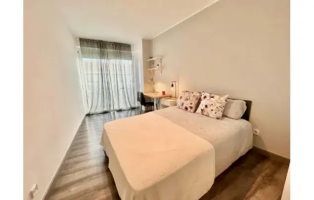 Rent 5 bedroom apartment of 84 m² in Madrid