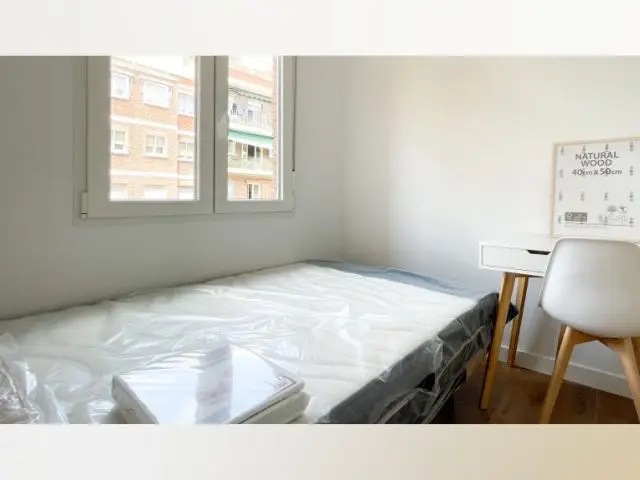 Se alquila habitación en piso de 4 dormitorios en Madrid