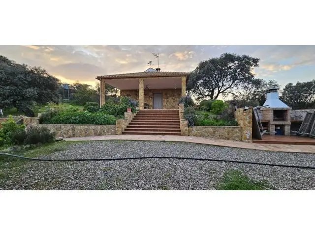 Chalet Rustico Hipotecable en Villaharta con Piscina y 240 Olivos