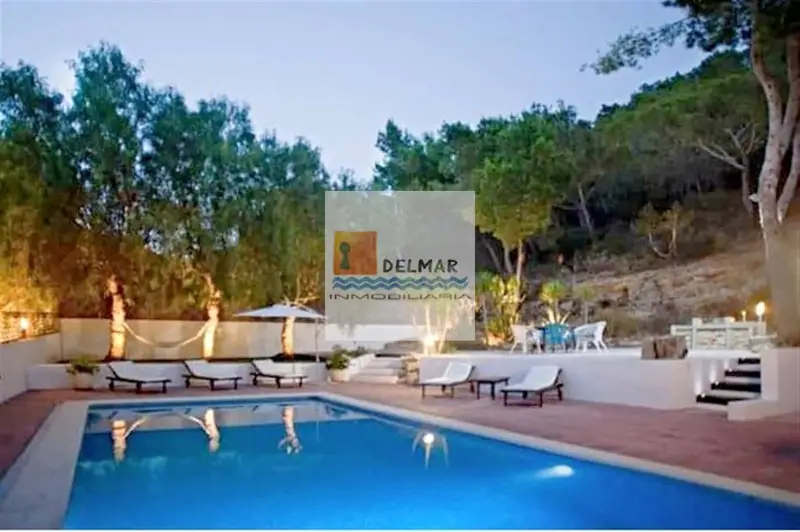 Chalet en venta en Ibiza con vistas al mar y piscina