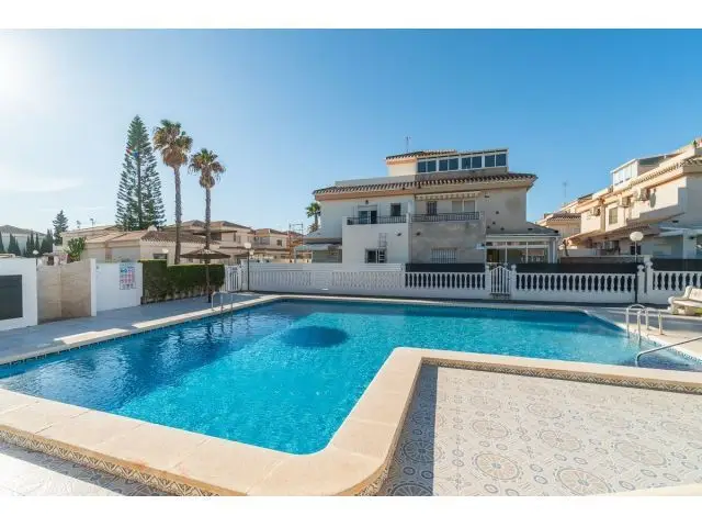 Chalet en Orihuela Costa con Piscina Privada y Garaje Grande