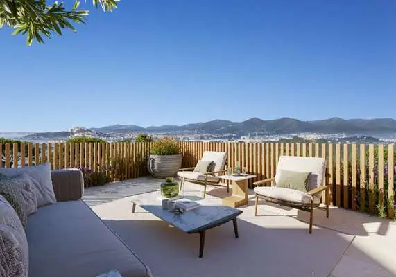 Villa de Lujo en Cap Martinet con Vistas al Mar