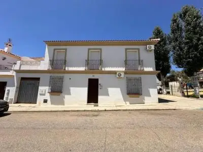 Gran Casa en El Pedroso con Garaje y Piscina Municipal