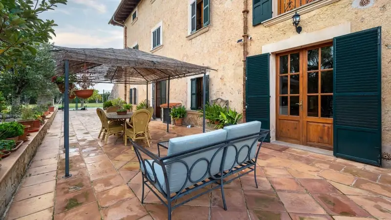 Chalet con 10 Dormitorios y Piscina en Venta en Santa Maria del Cami